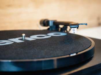 Technologia audio Lenco L-30 Černá